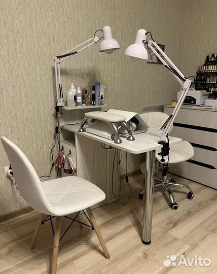 Маникюрный стол