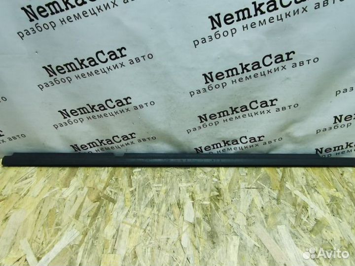 Молдинг стекла задний правый Volkswagen Tiguan 5N1