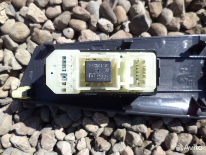 Кнопка стеклоподъемника передняя левая Toyota