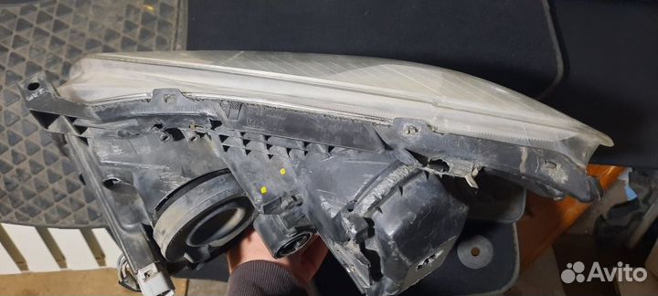 Фара toyota avensis 250