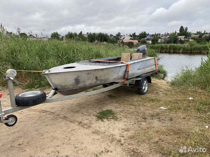 Лодка с мотором и прицепом в комплекте
