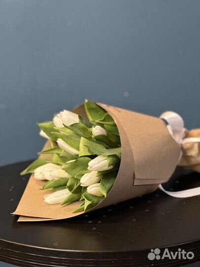 Букет «Капель» белые тюльпаны в крафте 13 шт