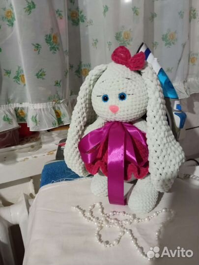 Плюшевый заяц вязаный