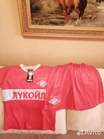 Футбольная форма, гетры, перчатки вратаря, щитки