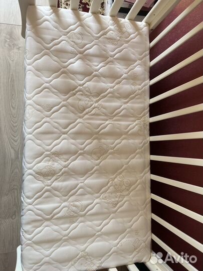 Детская кровать и пеленальный комод