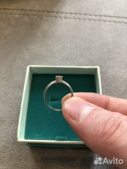 Кольцо с бриллиантом