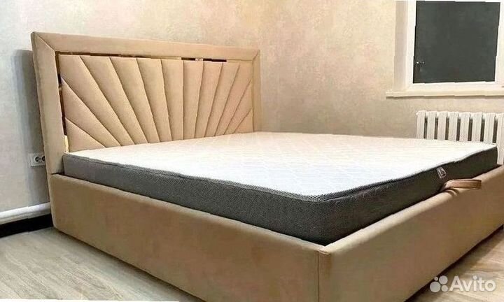 Двуспальная кроватьс мягким изголовьем