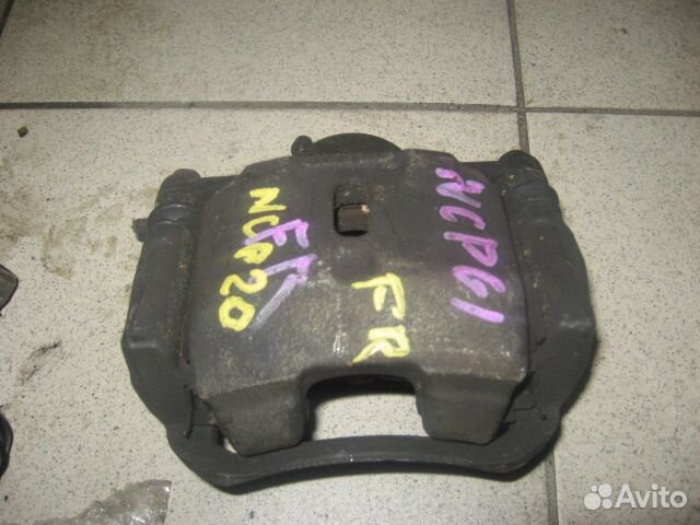 Суппорт перед право toyota NCP35, NCP20, NCP13 Vit