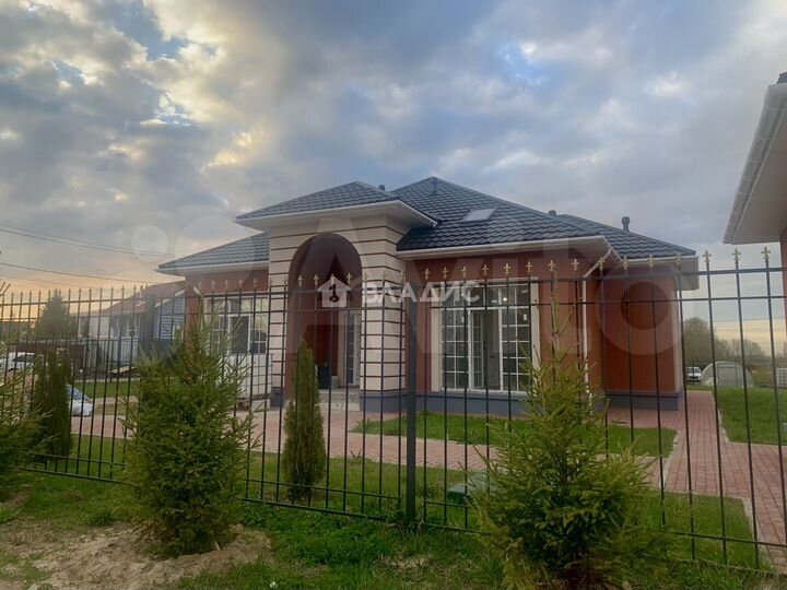 Дом 259,7 м² на участке 9,7 сот.