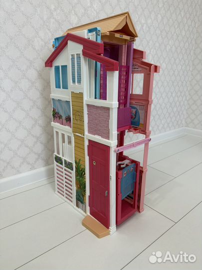 Домик для Барби с лифтом и мебелью