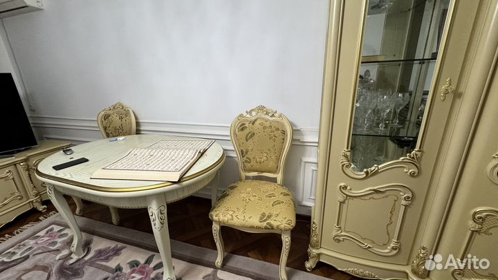 Продается витрина, тумба тв, стол и 4 стула