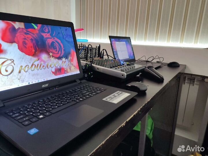 Диджей с аппаратурой