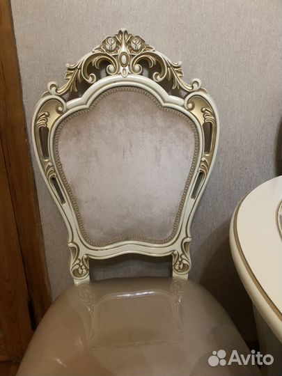 Стол и стулья