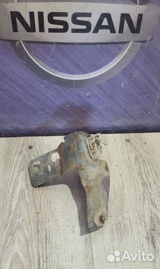 Кронштейн крепление фары Nissan primera P12 Лев