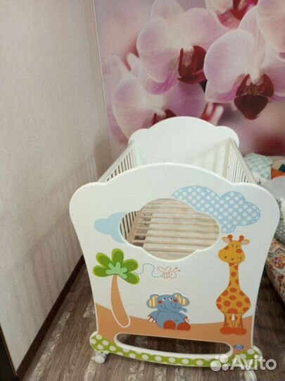 Детская кроватка с маятником белая