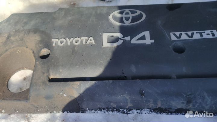 Декоративная крышка мотора Toyota Avensis t250