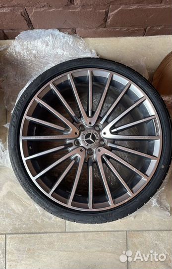 Оригинал диски AMG R21 на шинах Pirelli