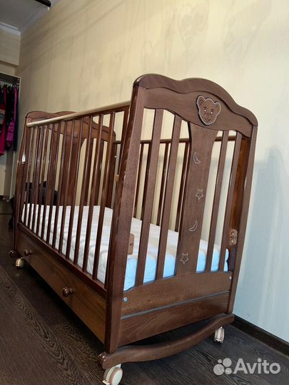 Детская кроватка с маятником и ящиком