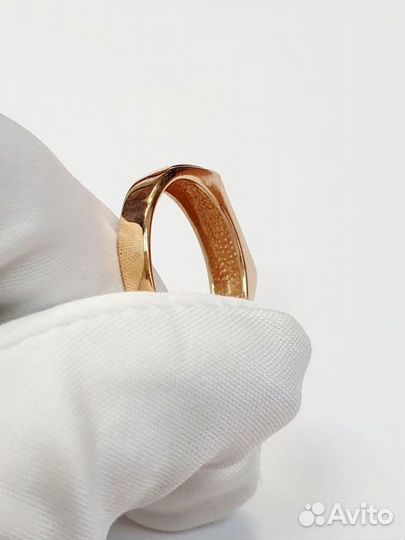 Золотое кольцо с камнем 18,5р