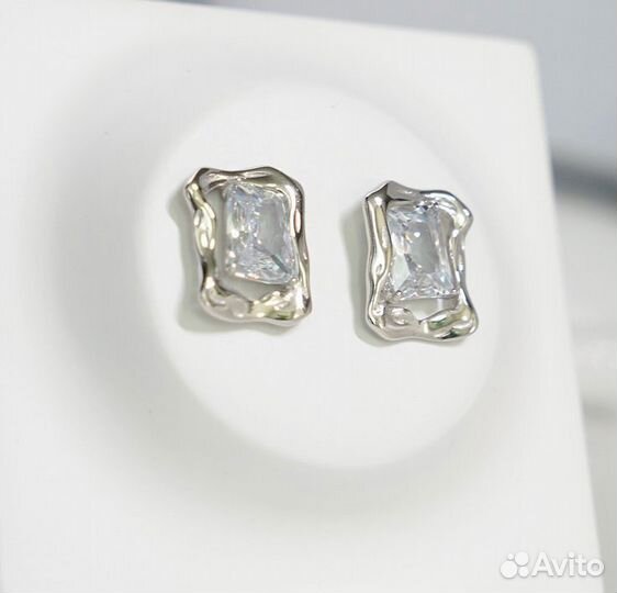 Серебряные серьги с муассанитами