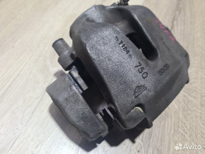 Суппорт передний правый Bmw X5 E70 3.0 N52B30AF