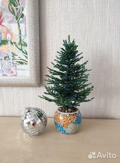 Елка новогодняя из бисера ручной работы настольная