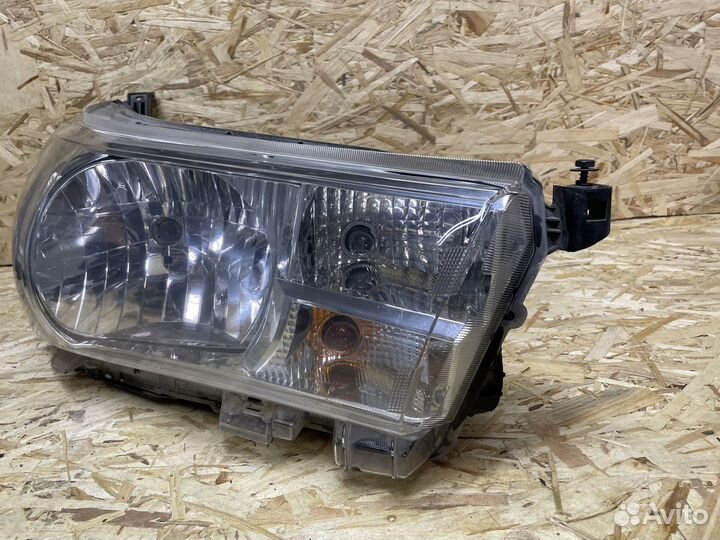 Фара передняя правая Toyota Hilux 8