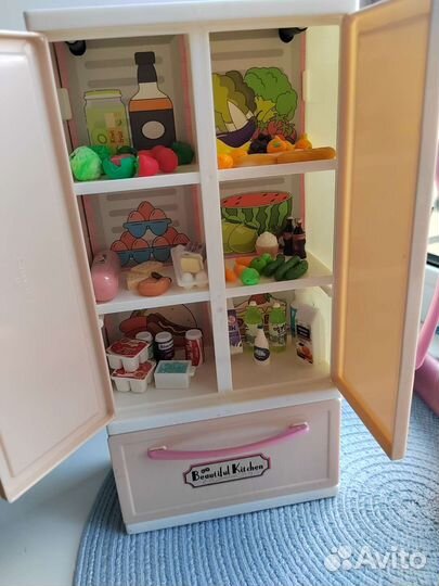 Холодильник с продуктами