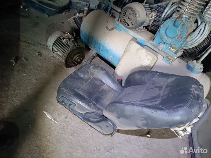 Эмгранд переднее левое сидение, потертое