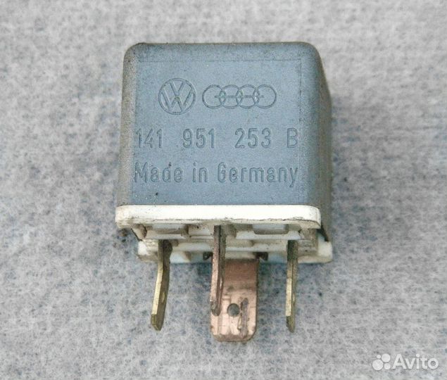 Реле поворотов VW Passat B3 141951253B