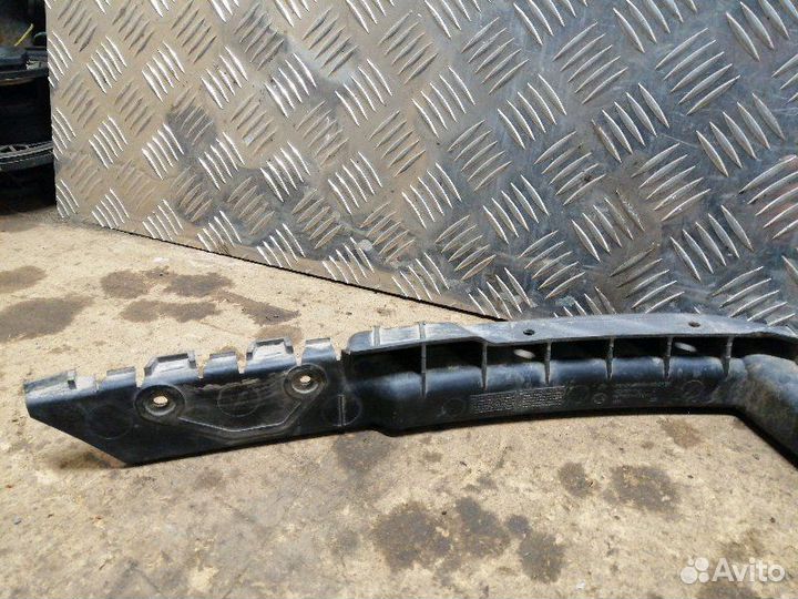 Кронштейн бампера передний левый Skoda Octavia A5