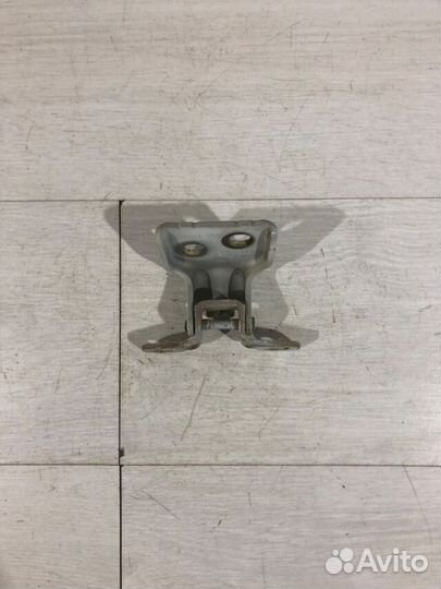 Петля двери перед прав renault logan 2 1.6 мт седа