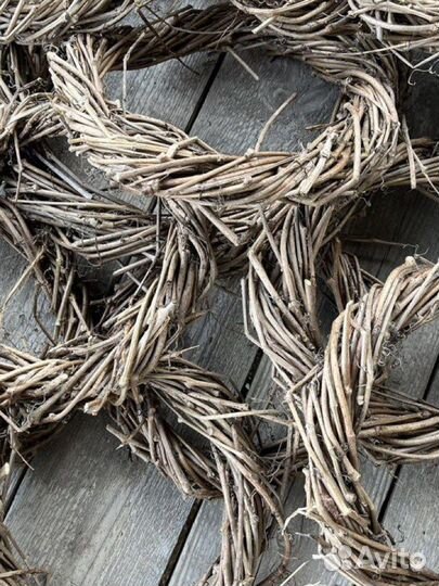 Венок из лозы веток ивы и винограда