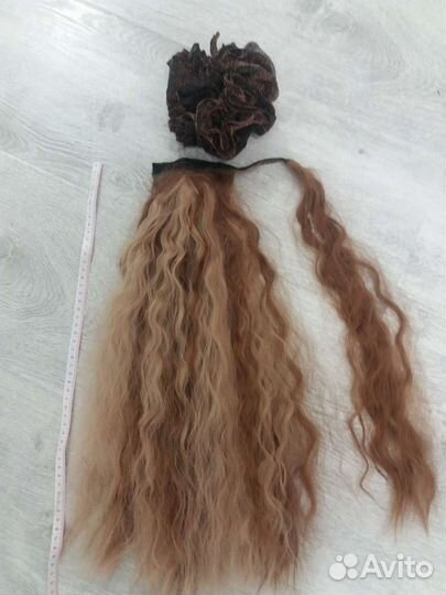 Шиньон из длинных вьющихся волос