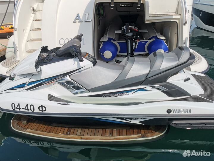 Аренда яхты с гидроциклом и вейкбордом