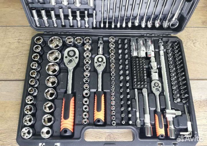 Набор инструментов ключей в чемодане