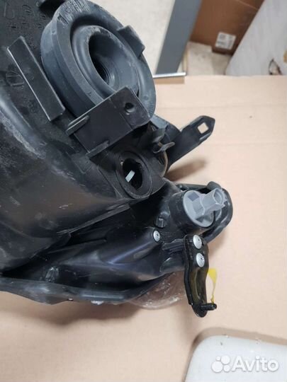 Фара правая Mitsubishi L200 4 2006-2016