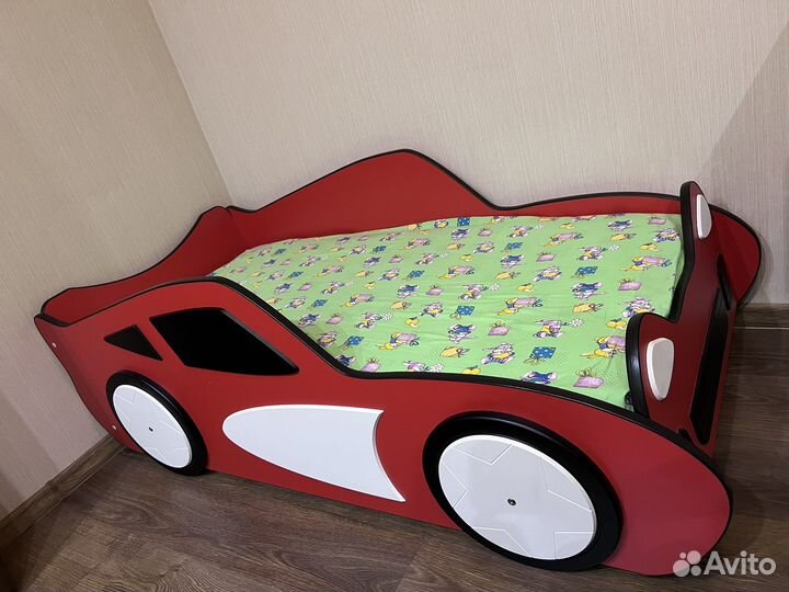 Детская кровать машина с матрасом + комплект белья