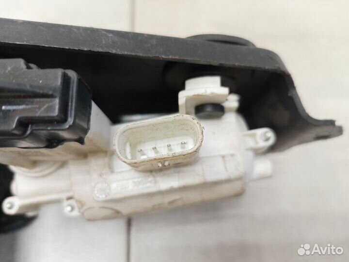 Доводчик двери передней левой