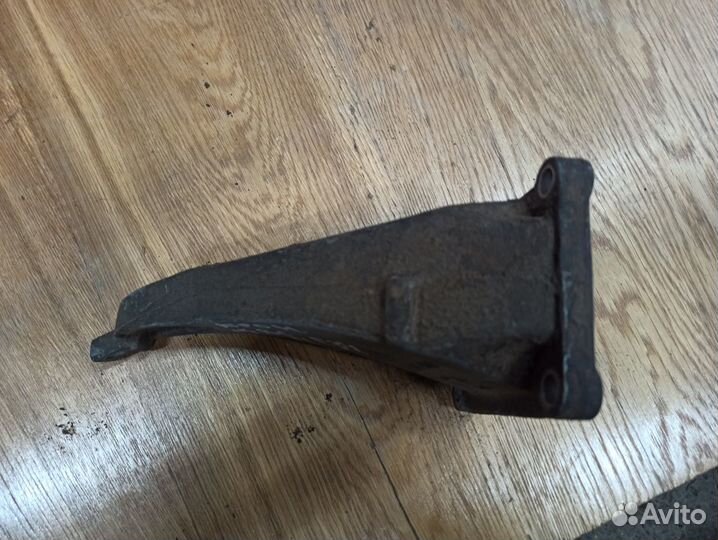 Кронштейн двигателя правый BMW E34