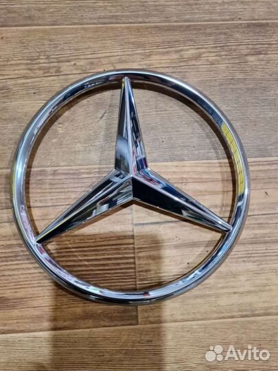 Эмблема Mercedes в решетку радиатора