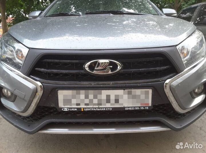 Вставка в верхнюю решетку радиатора 