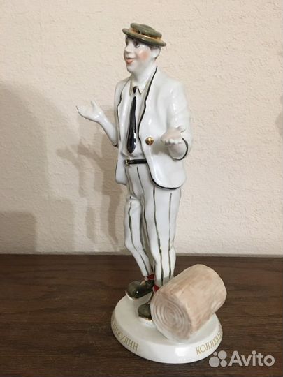 Фарфоровая статуэтка 