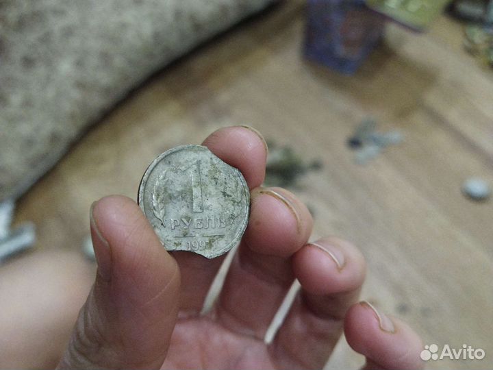 1 рубль как откусанный