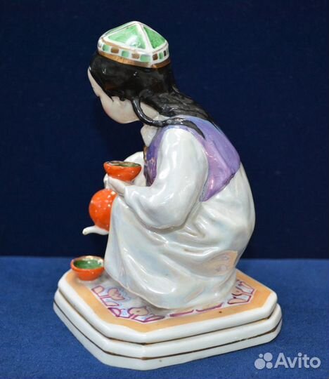Фарфоровая статуэтка- узбечка С чайником 1960. дул
