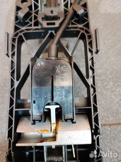 Кронштейн ручки двери Volkswagen Tiguan 5N1