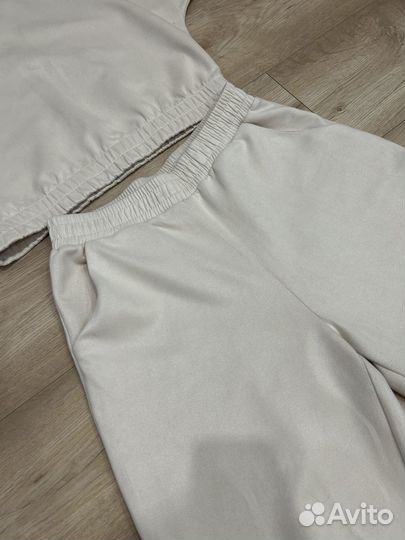 Спортивный женский костюм