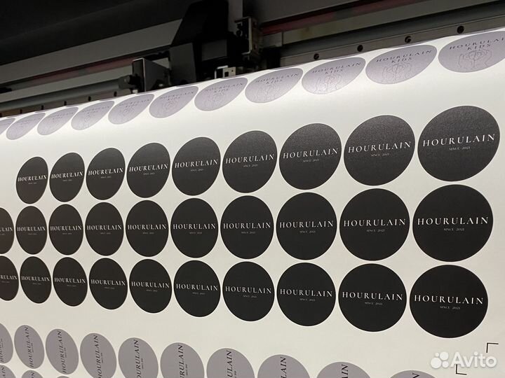 Печать наклеек и этикеток с контурной резкой