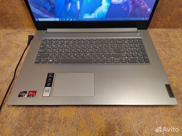 Ноутбук Lenovo Ryzen 3 / 4GB DDR4 / Vega 3 / SSD