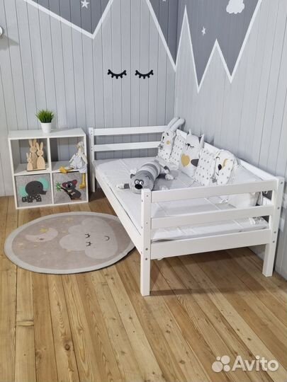 Односпальная кровать из массива дерева